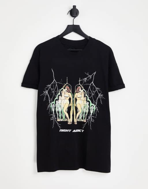 Night Addict – Svart t-shirt med symmetriskt tryck framtill