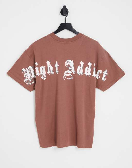 Night Addict - T-shirt met logoprint op de rug in bruin