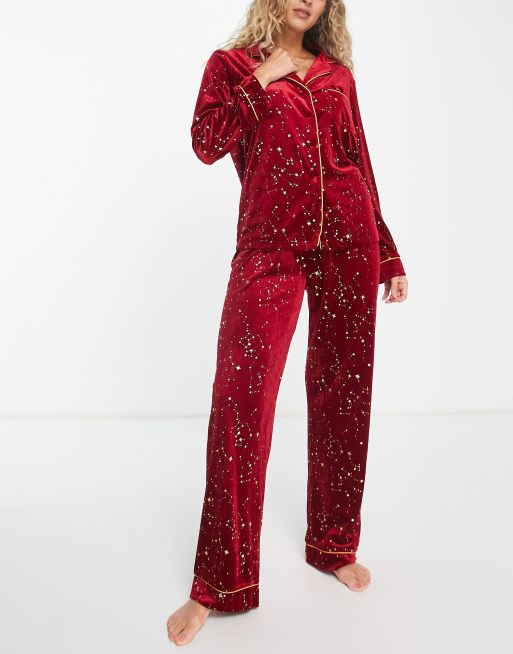 Night - Lange fluwelen pyjamaset met contrasterende biezen in bordeauxrood met gouden folieprint