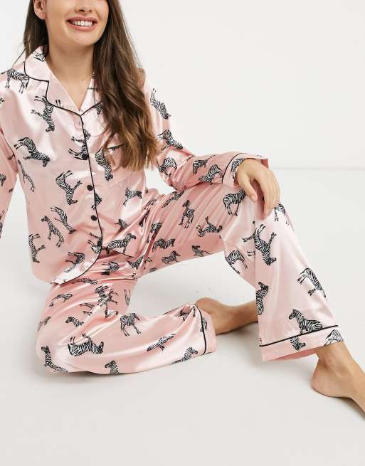 Night - Lange satijnen pyjamaset met zebraprint in lichtroze