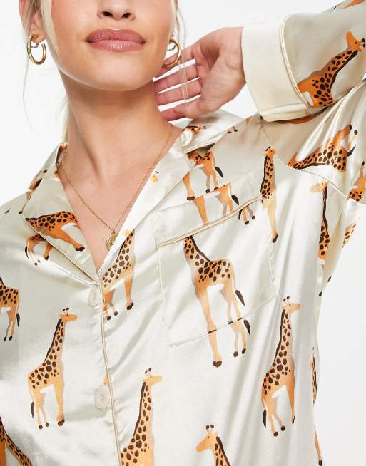 Night – Mammakläder – Beige, giraffmönstrad pyjamas av satin med muddar i sammet, 3 av 4