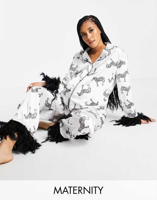 Night – Mammakläder – Vit zebramönstrad pyjamas i satin med avtagbara kanter i fjäderimitation