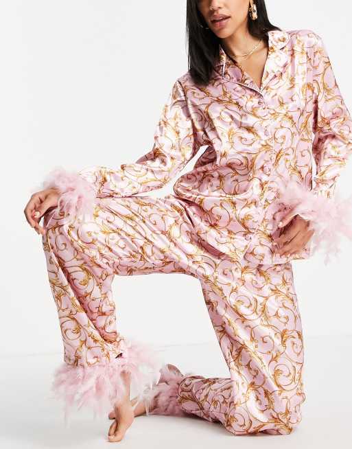 Night – Rosa barockmönstrad pyjamas i satin med avtagbara kanter i fjäderimitation, 4 av 4