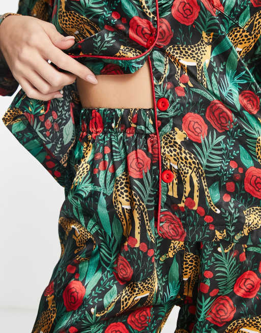 NIGHT - Skovgrønt pyjamassæt med rose- og leopardprint i satin, 3 af 4