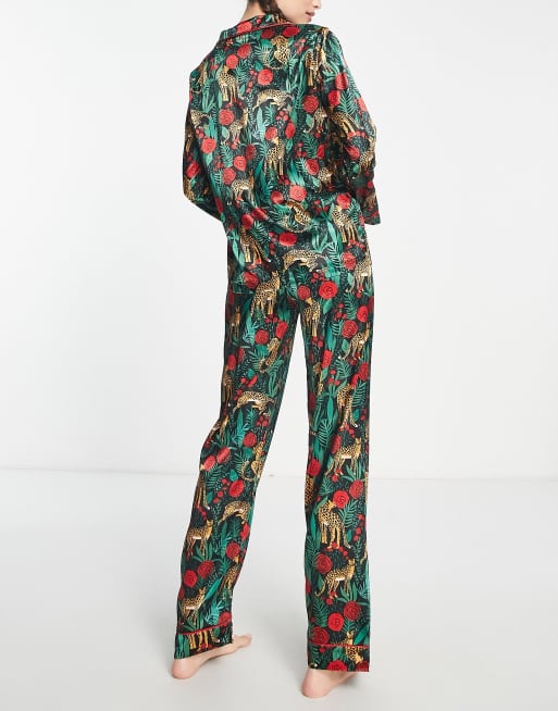 NIGHT - Skovgrønt pyjamassæt med rose- og leopardprint i satin, 4 af 4