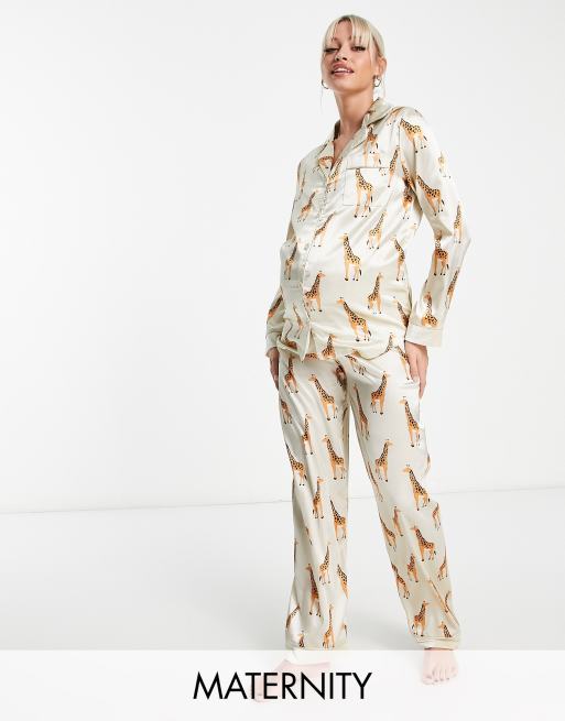 Night - Zwangerschapskleding - Pyjamaset van satijn met giraffenprint en fluwelen manchetten in lichtbeige