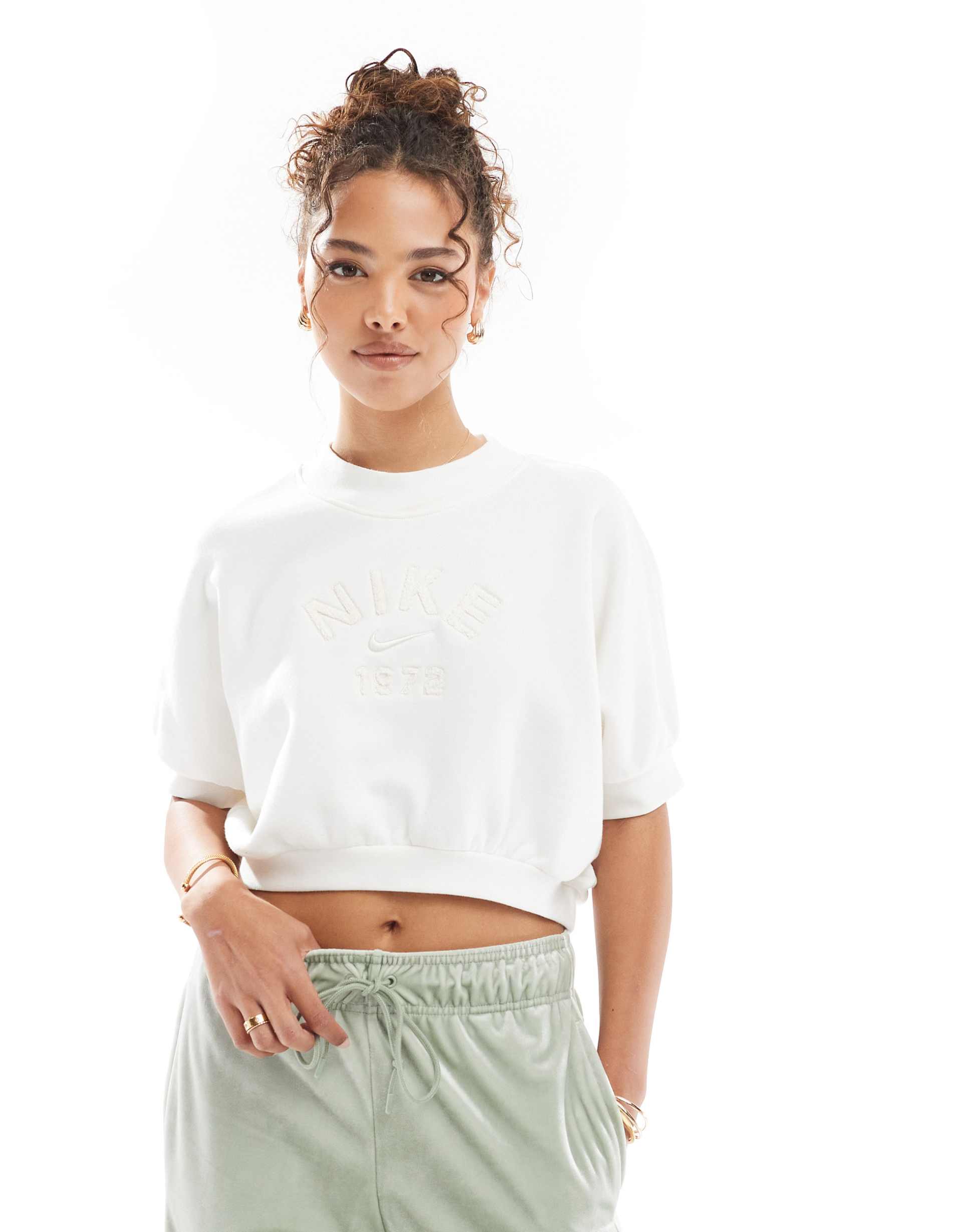 nike '1972' logo cuffed short sleeve sweatshirt in cream
