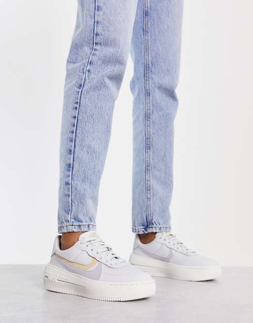 Nike - AF1 PLT.AF.ORM - Sneakers in grijs en goud