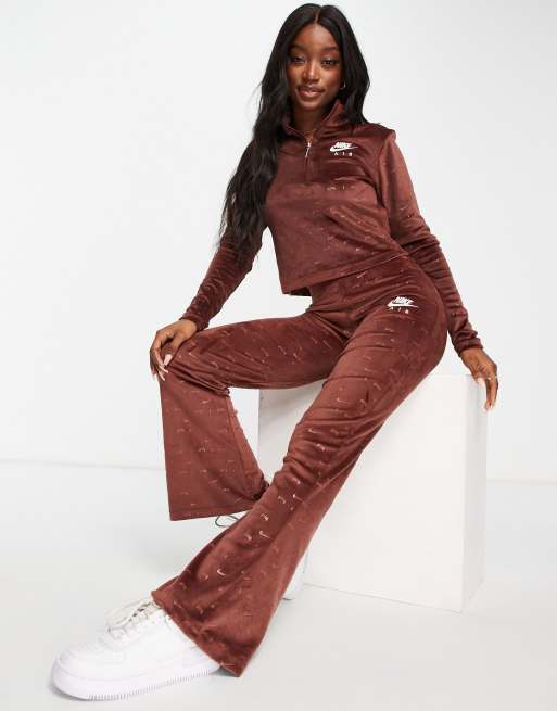 Nike Air - Bordeaux bukser i velour med svaj og Swoosh-logo over det hele