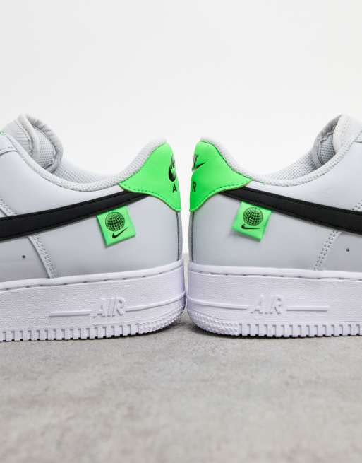 Nike grises shop con verde