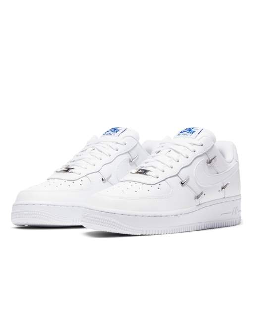 Nike - Air Force 1 07 - Baskets à mini virgule métallisée - Blanc | ASOS