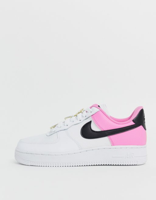 Nike Air Force 1 07 Baskets avec badge de basket ball Blanc rose et noir