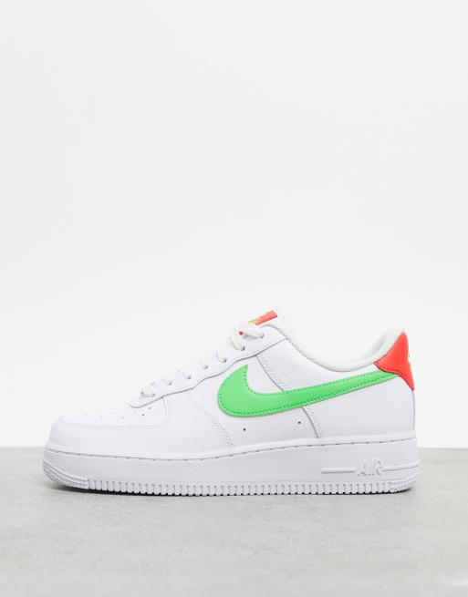 Nike Air Force 1 07 Baskets avec virgule fluo Blanc ASOS