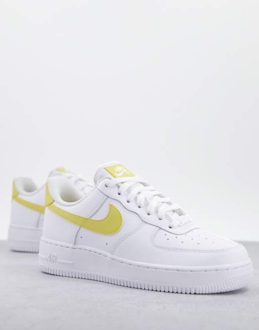 Nike Air Force 1 07 Baskets basiques Blanc et jaune dore ASOS