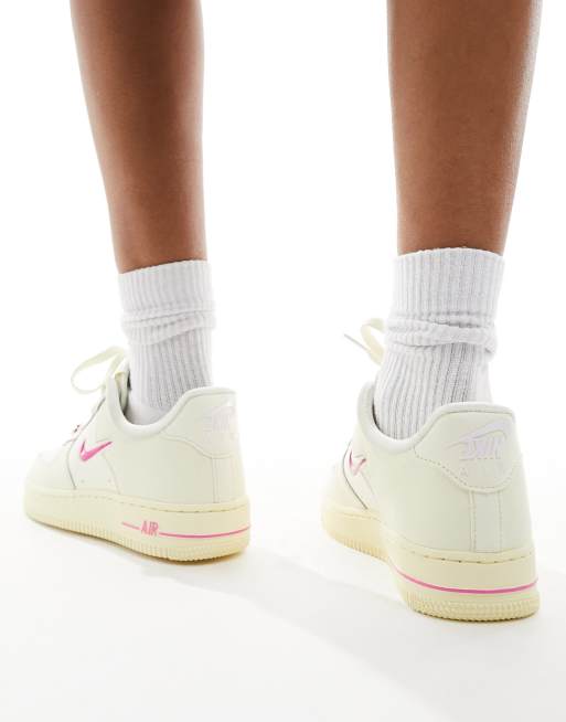 Nike Air Force 1 07 Baskets Blanc cass et rose