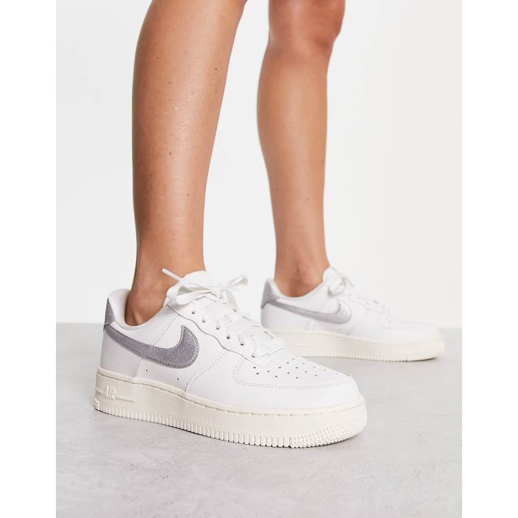 Nike Air Force 1 07 Baskets Blanc et argent m tallis ASOS