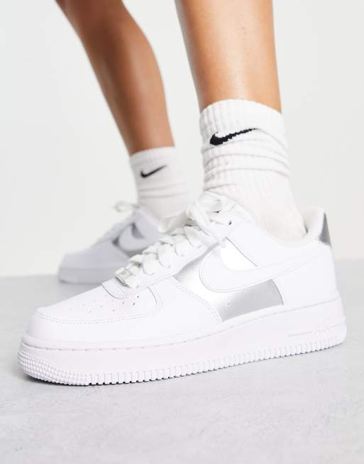 Nike Air Force 1 07 Baskets Blanc et argent