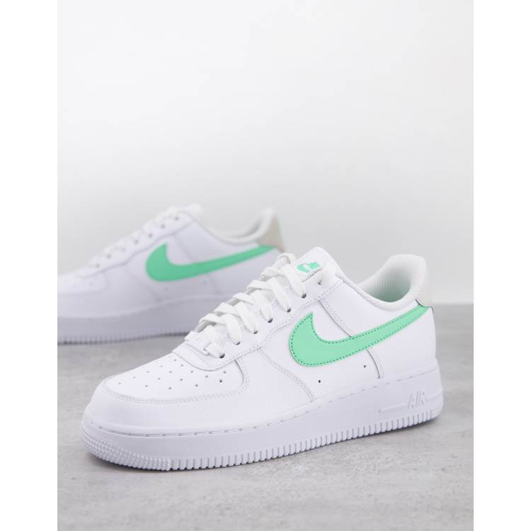 Nike Air Force 1 07 Baskets Blanc et vert clatant