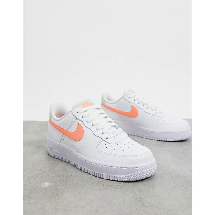 Nike blanche cheap et orange fluo