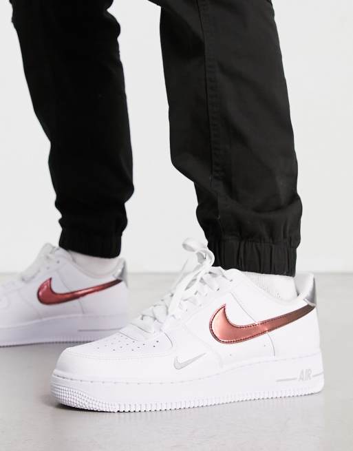 Nike – Air Force 1 '07 – Białe buty sportowe z metalicznym logo Swoosh