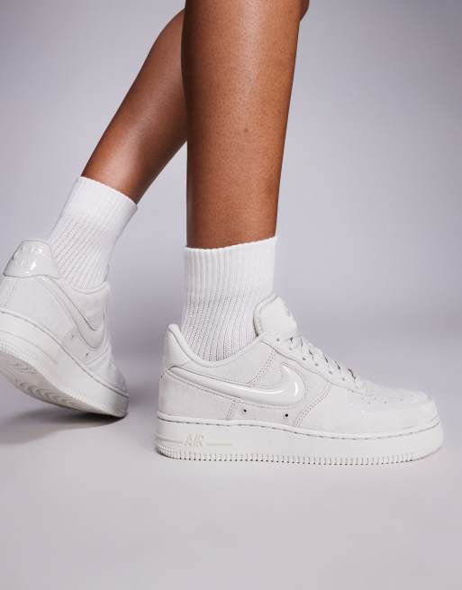 Nike – Air Force 1 '07 – Buty sportowe z wypukłym logo Swoosh w kolorze złamanej bieli 