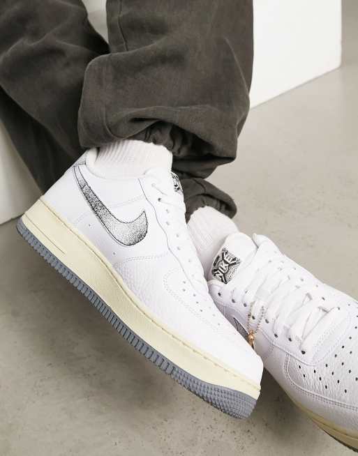 Nike - Air Force 1 '07 Embedded - Sneakers in wit en grijs