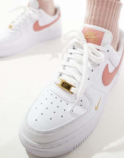 Nike Air Force '07 ESS Sneakers in wit en roze ASOS