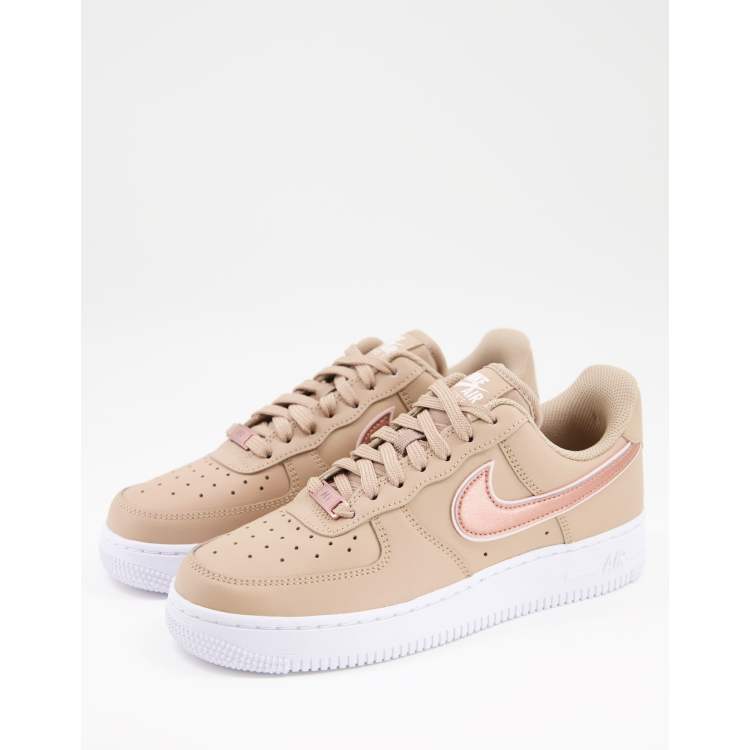 gelei uitrusting Uitgaan van Nike Air Force 1 '07 ESS W sneakers in hemp/metallic rose gold | ASOS