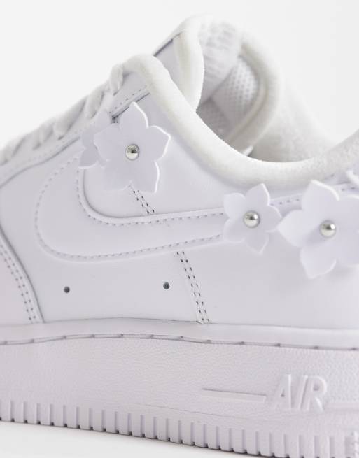 Nike Air Force 1 '07 floral detail sneakers in white, 4 of 5