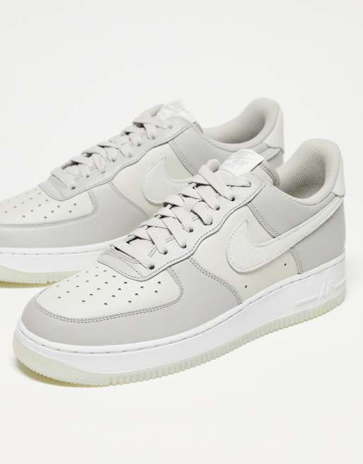 Nike Air Force 1 07 Gra og hvide sneakers