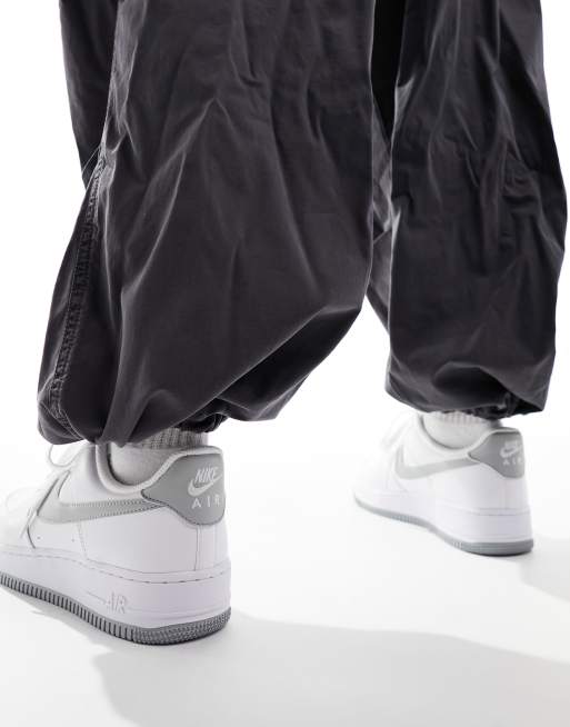 Nike - Air Force 1 '07 - Herensneakers in wit en grijs , 3 van 5