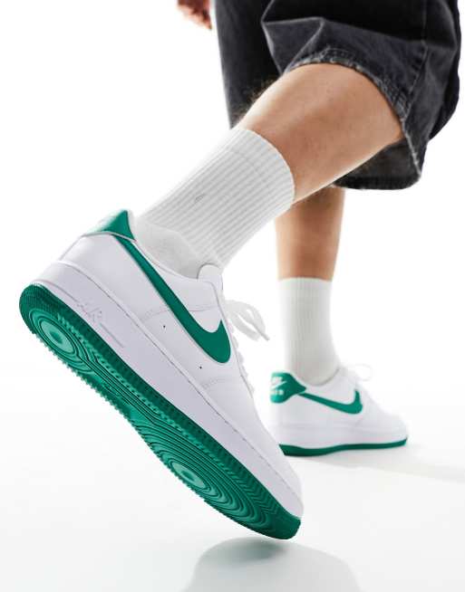 Nike Air Force '07 Herensneakers in wit en groen ASOS