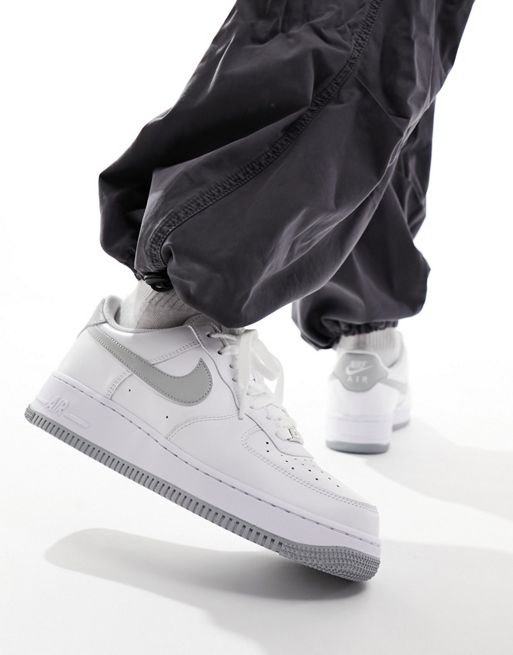 Nike – Air Force 1 '07 – Herren-Sneaker in Weiß und Grau 