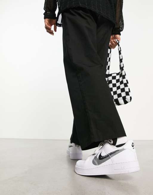 Nike - Air Force 1 '07 - Hvide og sorte sneakers med dobbelt Swoosh-logo i spraymaling-stil, 2 af 4