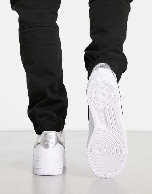 Nike - Air Force 1 '07 - Hvide sneakers med metalfarvet Swoosh-logo, 2 af 4