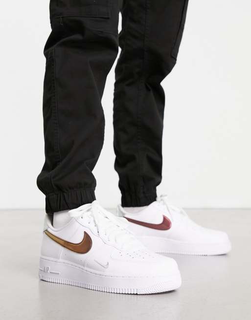 Nike - Air Force 1 '07 - Hvide sneakers med metalfarvet Swoosh-logo, 3 af 4