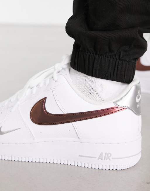 Nike - Air Force 1 '07 - Hvide sneakers med metalfarvet Swoosh-logo, 4 af 4