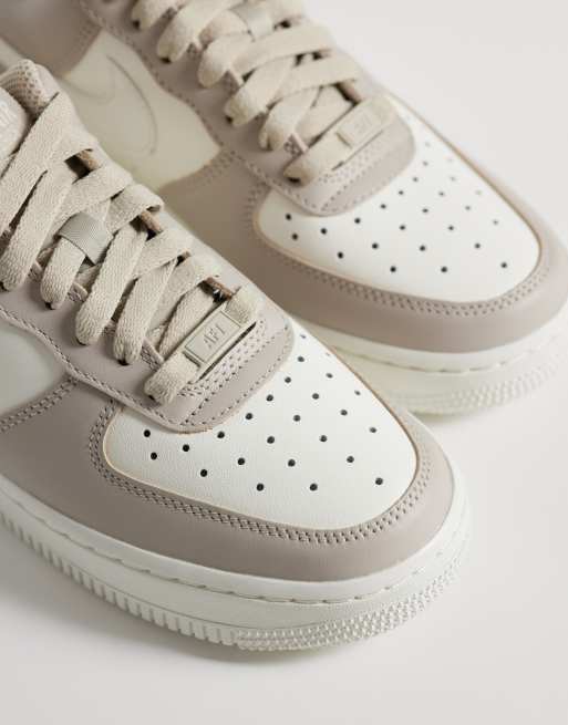 Nike Air Force 1 '07 lage sneakers in crème en goud, 3 van 5