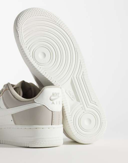 Nike Air Force 1 '07 lage sneakers in crème en goud, 4 van 5
