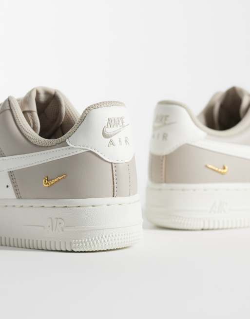 Nike Air Force 1 '07 lage sneakers in crème en goud, 5 van 5
