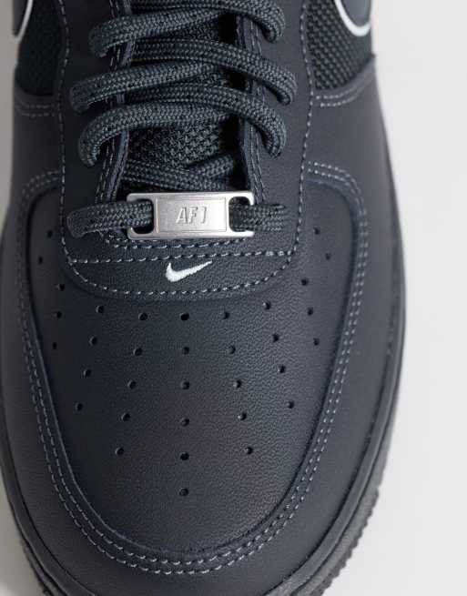 Nike Air Force 1 '07 Low LV8 Tech sneakers grigie e bianche, 4 di 5