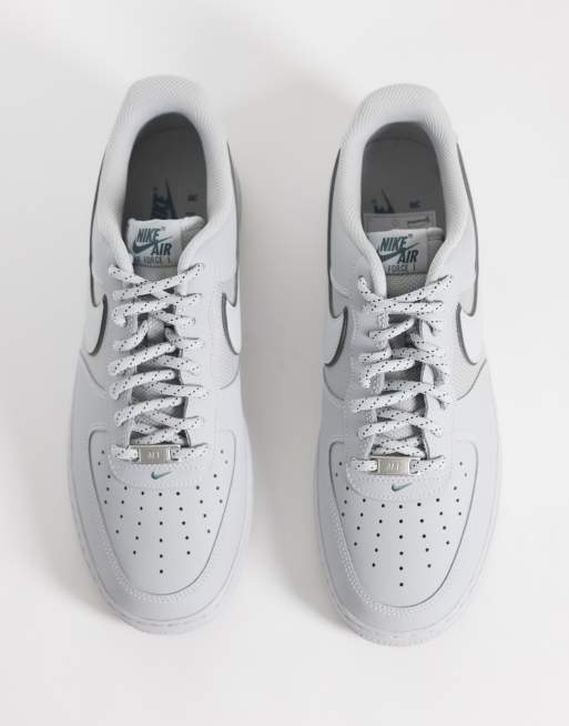 Nike Air Force 1 '07 Low LV8 Tech sneakers i grått, 3 av 5