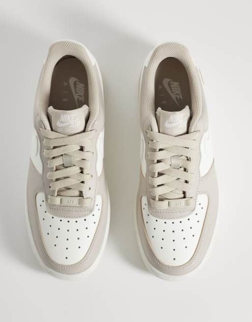 Nike Air Force 1 '07 Low sneakers i creme og guld, 2 af 5