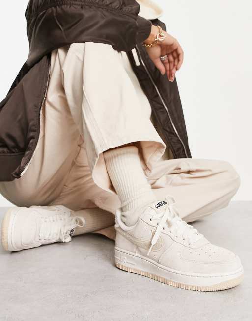 Nike - Air Force 1 '07 - Lune sneakers i hvid og sanddrift