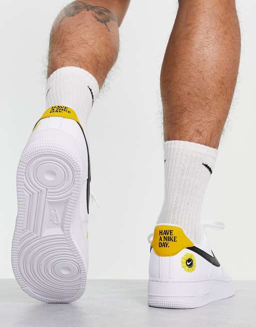 Nike - Air Force 1 '07 LV8 2 "Have a Nike Day" - Sneakers bianche a nere, 3 di 4