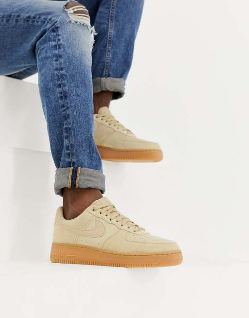 Nike Air Force 1 07 LV8 Baskets en daim Beige