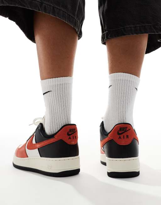 Nike – Air Force 1 '07 LV8 – Biało-czarno-pomarańczowe buty sportowe, 3 z 5