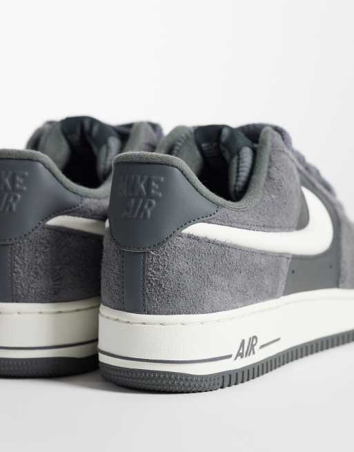 Nike Air Force 1 '07 LV8 Sneaker in Grau und Weiß, 3 von 5