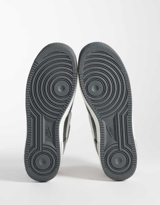 Nike Air Force 1 '07 LV8 Sneaker in Grau und Weiß, 5 von 5