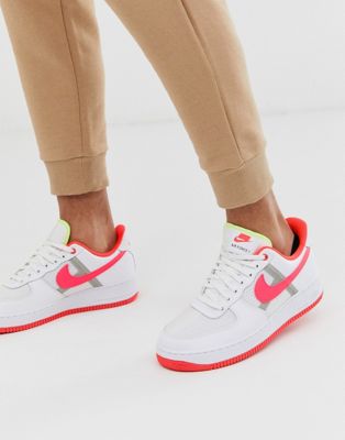 Nike - Air Force 1 '07 LV8 - Sneakers bianche con logo rosa | ASOS